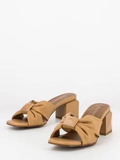 Ciabatte Jalila Camel Con Bottone -Birkenstock Italia noa harmon ciabatte jalila camel con bottone4